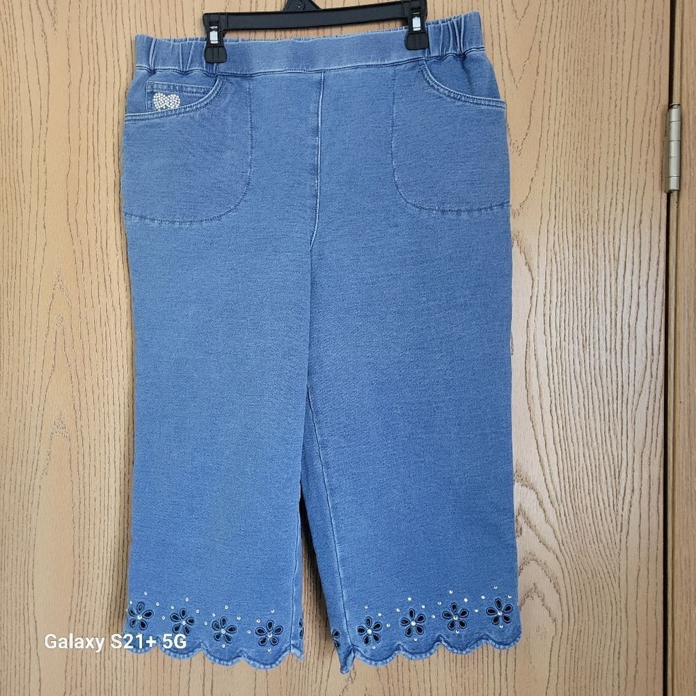 Quacker Factory denim elastic waist capris womens size medium